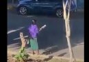 Mujer con problemas mentales lanza botellas a vehículos en Tepic