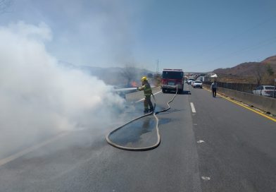 Se incendia vehículo en la autopista Tepic – Guadalajara