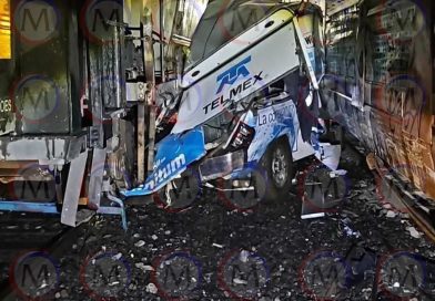 VIVIÓ DE MILAGRO, tren destroza una camioneta de Telmex.