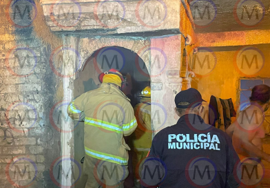 Elementos de Protección Ciudadana y bomberos del estado atienden incendio en una casa habitación.