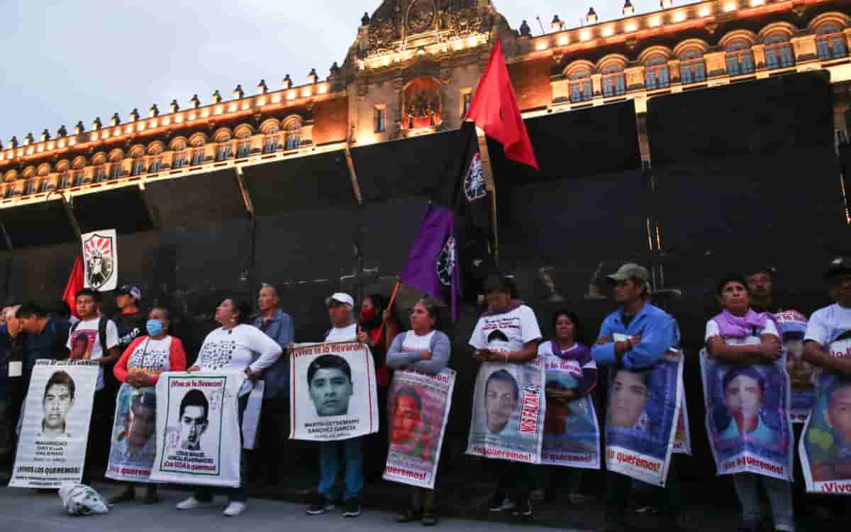 madres-padres-43-normalistas-estudiantes-ayotzinapa-iguala-guerrero-informe-presidente-lopez-obrador-nos-mintio-traiciono-la-historia-lo-juzgara-ejercito-24072024