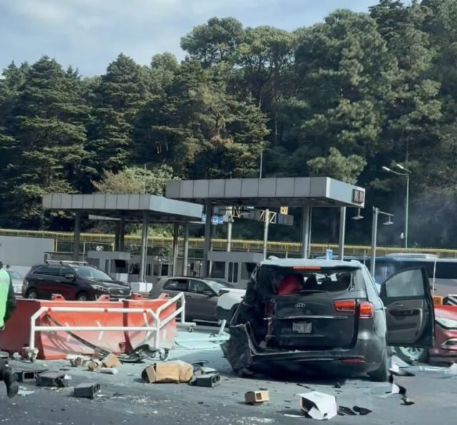 videos-trailer-embiste-mas-de-10-automoviles-caseta-cobro-la-venta-mexico-toluca-2-20122024-768x714