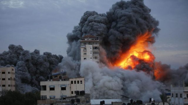 bombardeo-de-la-torre-de-palestina-en-ciudad-de-gaza-gaza