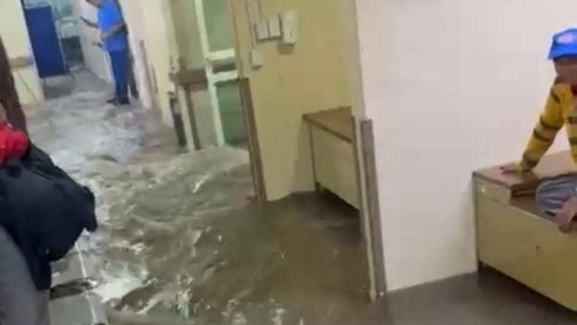 Se-inunda-Hospital-53-del-IMSS-por-lluvias-intensas-en-Los-Reyes-La-Paz-Edomex-e1757944793296