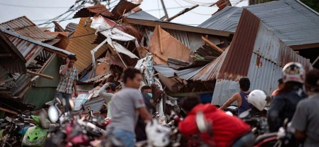 Terremoto-de-magnitud-7.4-deja-al-menos-seis-muertos-y-miles-de-evacuados-en-Filipinas-e1760105390463