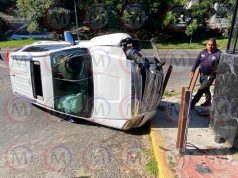 Camioneta vuelca en las inmediaciones de la colonia Morelos de Tepic