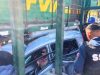 Tren arrolla vehículo en la CDMX; adulto mayor queda prensado