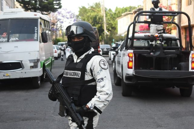 Elementos de la Guardia Nacional vigilan la zona donde se realizan los cateos.