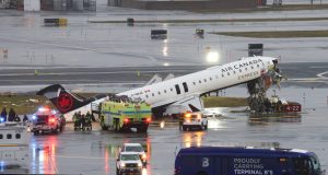 Choque entre avión y camión de bomberos en aeropuerto de Nueva York deja 2 muertos y 13 heridos