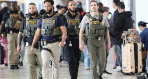 Donald Trump despliega agentes del ICE en aeropuertos de Estados Unidos