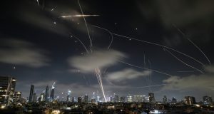 Irán lanza una nueva oleada de bombardeos contra Israel y bases estadounidenses en Irak