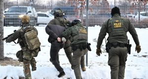 Minnesota demanda al gobierno de Trump por investigaciones de muertes a manos del ICE