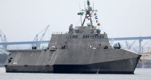 Irán dice haber atacado un buque de apoyo militar de EE.UU. cerca del puerto de Omán