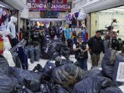 Decomisan 25 toneladas de mercancía ‘pirata’ del Mundial 2026 en Tepito