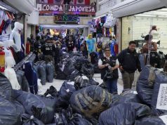 Decomisan 25 toneladas de mercancía ‘pirata’ del Mundial 2026 en Tepito