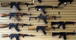 EU acusa de terrorismo a vendedores de armas de Arizona por surtir al CJNG y al Cártel de Sinaloa