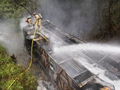 Autobús cae a un barranco y se incendia en Ecuador; hay 11 muertos y 22 heridos