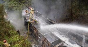 Autobús cae a un barranco y se incendia en Ecuador; hay 11 muertos y 22 heridos