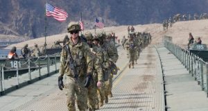 EE.UU. envía miles de soldados más a Medio Oriente, mientras Trump ve cerca el fin de la guerra