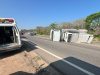 Trailer vuelca en la carretera Federal 200 a la altura de la localidad La Lima