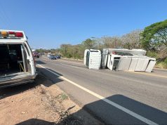 Trailer vuelca en la carretera Federal 200 a la altura de la localidad La Lima