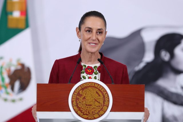 Sheinbaum dice estar "orgullosa" de apoyar a Cuba y niega opacidad en envío de ayuda