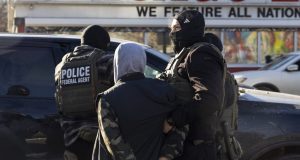 Una corte de apelaciones falla en contra de la política de detención de migrantes de Trump