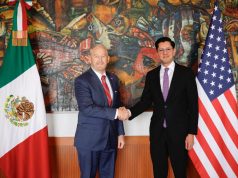 El canciller Roberto Velasco y el embajador Ronald Johnson se reúnen para fortalecer la agenda bilateral