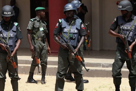 Ataque terrorista deja al menos tres policías muertos en Nigeria