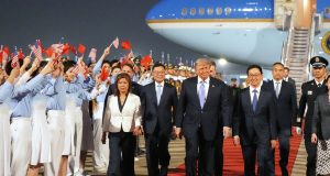 Trump llega a Pekín para su segunda visita a China desde 2017