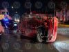 Vuelca taxi tras impactarse contra luminaria en la ciudad de Tepic