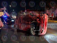 Vuelca taxi tras impactarse contra luminaria en la ciudad de Tepic