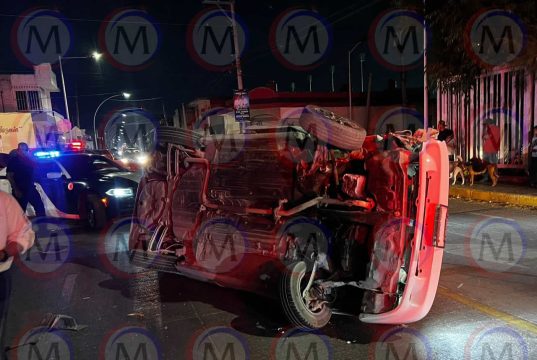 Vuelca taxi tras impactarse contra luminaria en la ciudad de Tepic