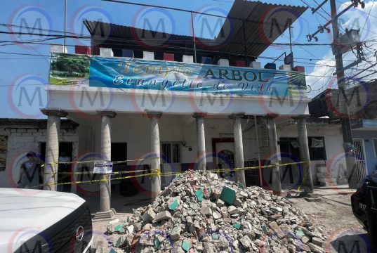 Colapsa parte del techo de iglesia en la colonia Tierra y Libertad; dos trabajadores resultan lesionados