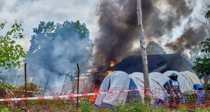 Incendian centro de tratamiento de ébola en Congo por disputa sobre cuerpo de víctima