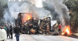Al menos ocho muertos tras el choque e incendio de un autobús y un camión en Brasil