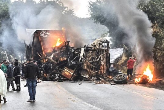 Al menos ocho muertos tras el choque e incendio de un autobús y un camión en Brasil