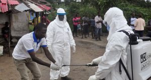 Brote de ébola suma más de 130 muertes en África; aumenta riesgo hacia otros países