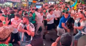 Brutal pelea entre hinchas argentinos y argelinos en el Times Square de Nueva York