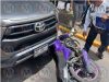 ¡De milagro! Motociclista se queda sin frenos, derrapa y termina bajo una camioneta en Tepic