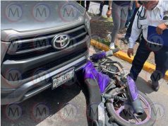 ¡De milagro! Motociclista se queda sin frenos, derrapa y termina bajo una camioneta en Tepic