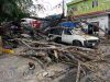 Árbol se desploma de raíz y cae sobre camioneta; conductor se salva de milagro