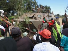 Kenia: Cientos de jóvenes protestan contra un centro de cuarentena para estadounidenses expuestos al ébola