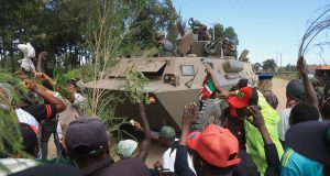 Kenia: Cientos de jóvenes protestan contra un centro de cuarentena para estadounidenses expuestos al ébola