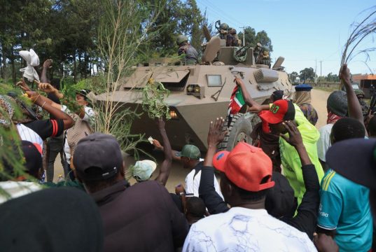 Kenia: Cientos de jóvenes protestan contra un centro de cuarentena para estadounidenses expuestos al ébola