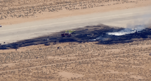 Bombardero B-52 se estrella tras despegar en base militar de California