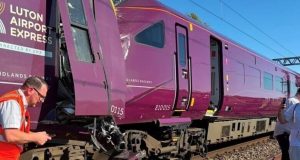 Choque de trenes en Inglaterra deja un muerto y 89 heridos