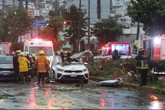 Lluvias en Puebla dejan un muerto, árboles caídos e inundaciones