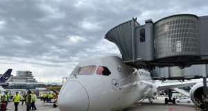 Colapsa tren de aterrizaje de avión en aeropuerto de Frankfurt; hay heridos