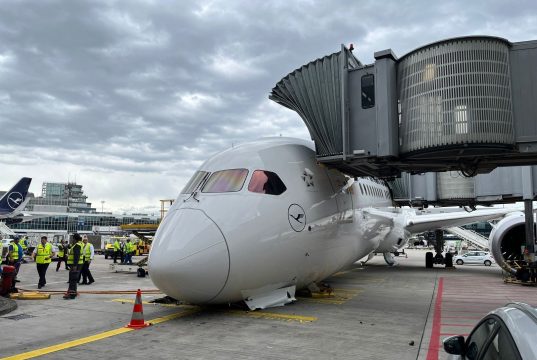 Colapsa tren de aterrizaje de avión en aeropuerto de Frankfurt; hay heridos